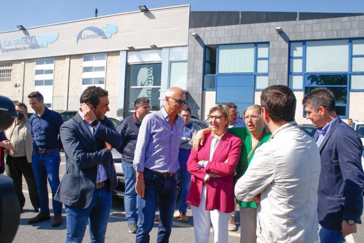 Rosa Quintana, en el centro, visitó Cambados para ofrecer su apoyo a los depuradores. | // IÑAKI ABELLA