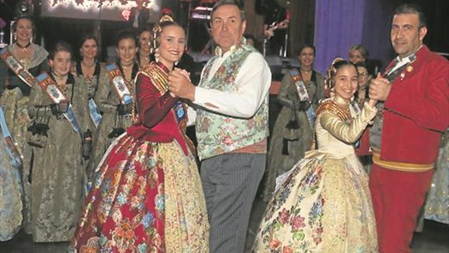 El tradicional baile da paso al ciclo de presentaciones falleras en Burriana