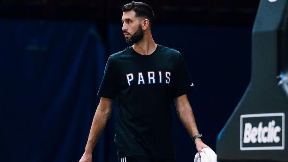 Adri Ariza en un calentamiento prepartido con el París Basketball (Paris Basketball)