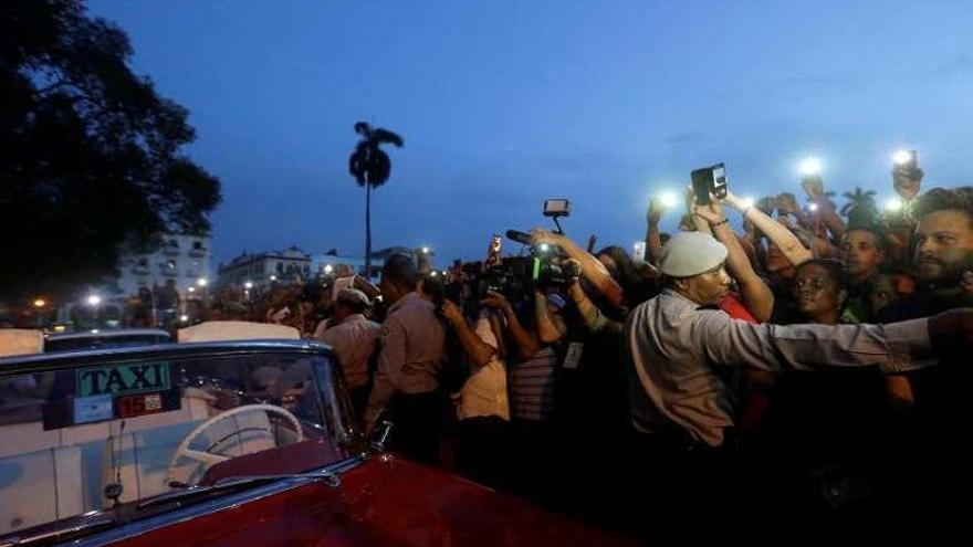 Varios fans cubanos esperan la llegada de Madonna.