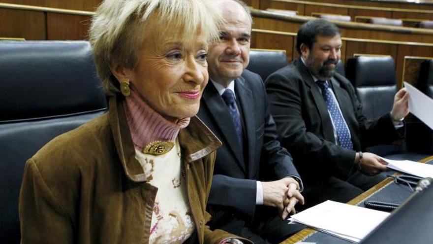 La vicepresidenta primera del Gobierno, María Teresa Fernández de la Vega, junto  a Manuel Chaves, y el ministro de Justicia, Francisco Caamaño, al inicio de la sesión de control que tiene lugar hoy en el pleno del Congreso.