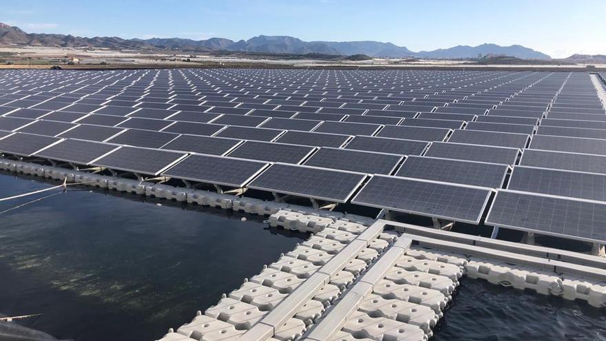 La nueva planta solar fotovoltaica de Mazarrón flota sobre su embalse de agua desalada.