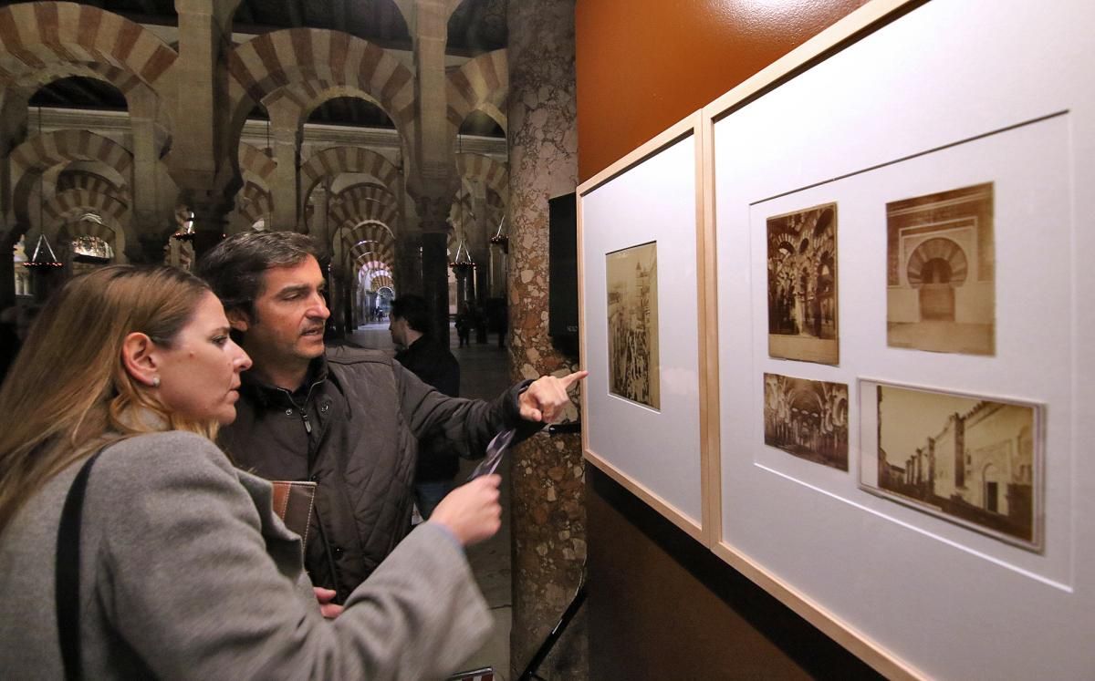 La Mezquita-Catedral exhibe 60 fotos incunables de la historia del monumento