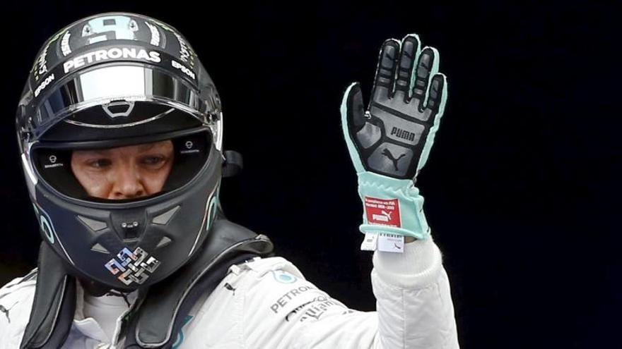 Rosberg saluda tras imponerse en la calificación.