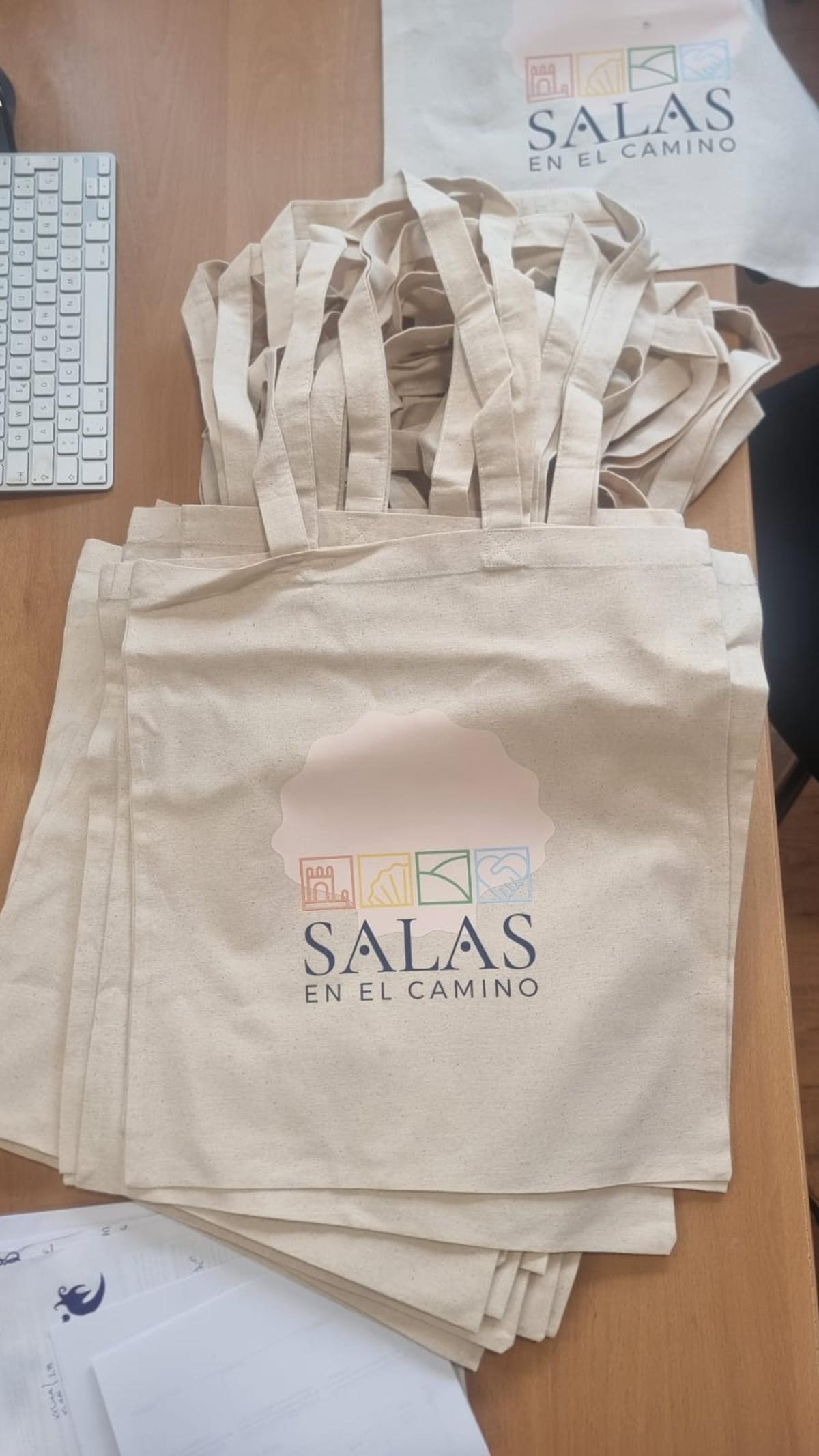 Los nuevos artículos de merchandising de la marca de calidad turística de Salas, en imágenes Los nuevos artículos de merchandising de la marca de calidad turística de Salas, en imágenes