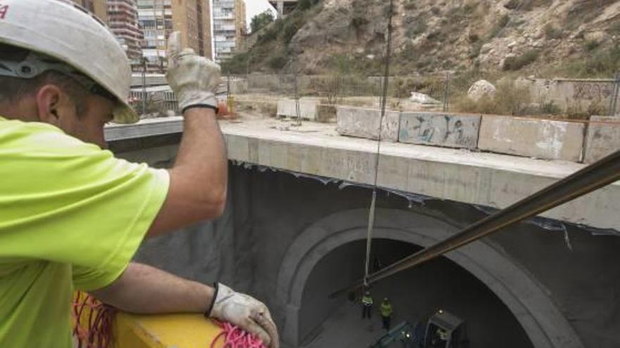 Trabajos en el túnel para colocar los tramos de doble vía en su interior.