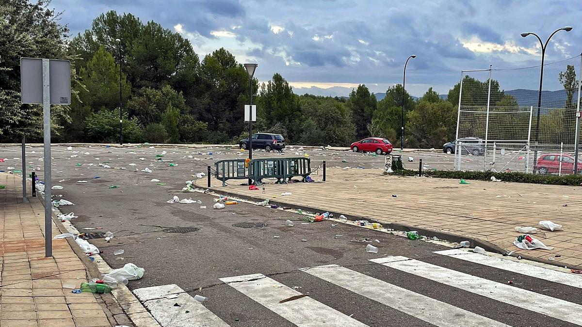 Escampada de restes del macrobotellot que va tenir com a escenari el campus de la UAB | ACN