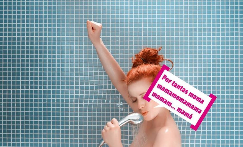 Chica cantando en la ducha