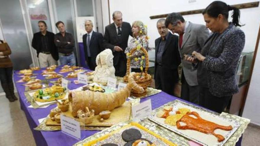 Las monas de Pascua resisten en el mercado