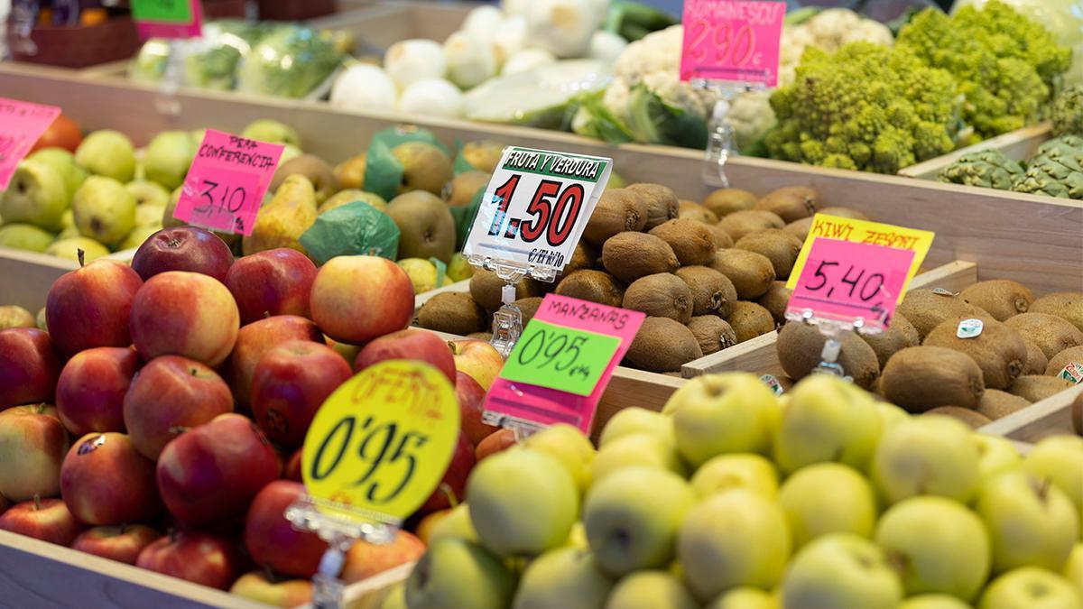 Manzanas y otras frutas en una frutería de un mercado de Madrid Manzanas y otras frutas en una frutería de un mercado de Madrid
