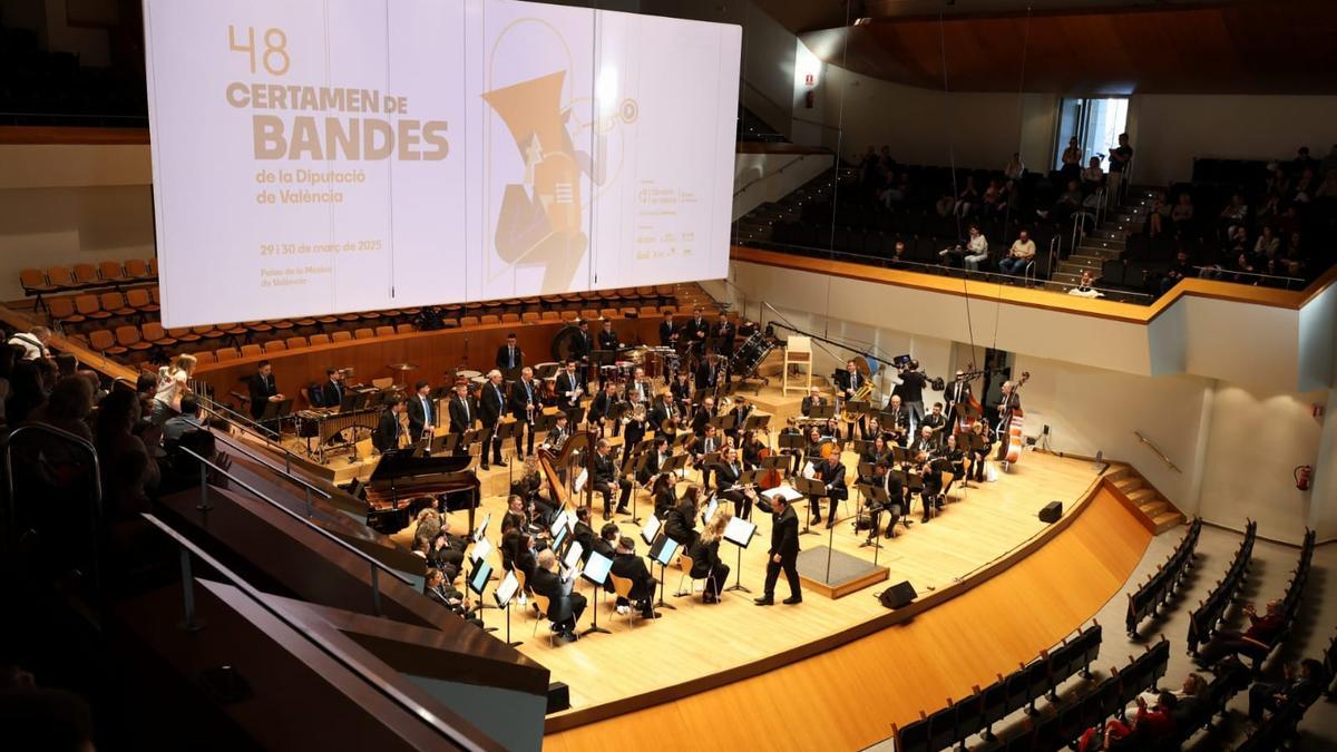 Imagen del certamen de bandas este domingo. La Societat Musical La Familiar de Benissanó en el escenario