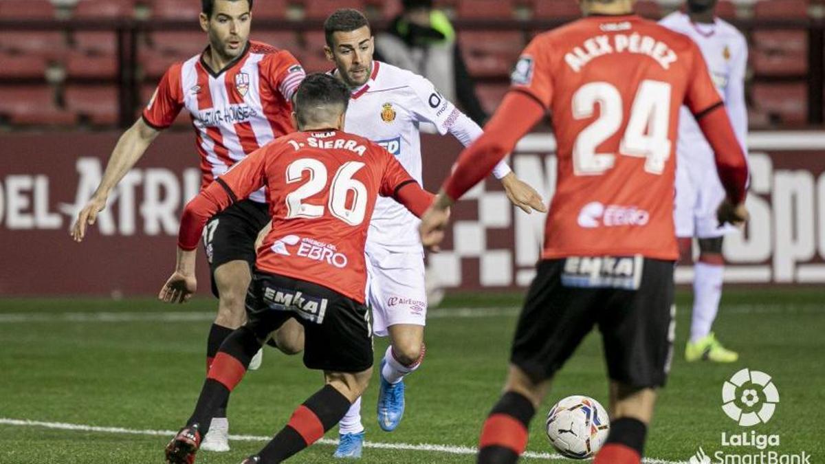 Dani Rodríguez conduce el esférico ante la presión de los jugadores rivales.