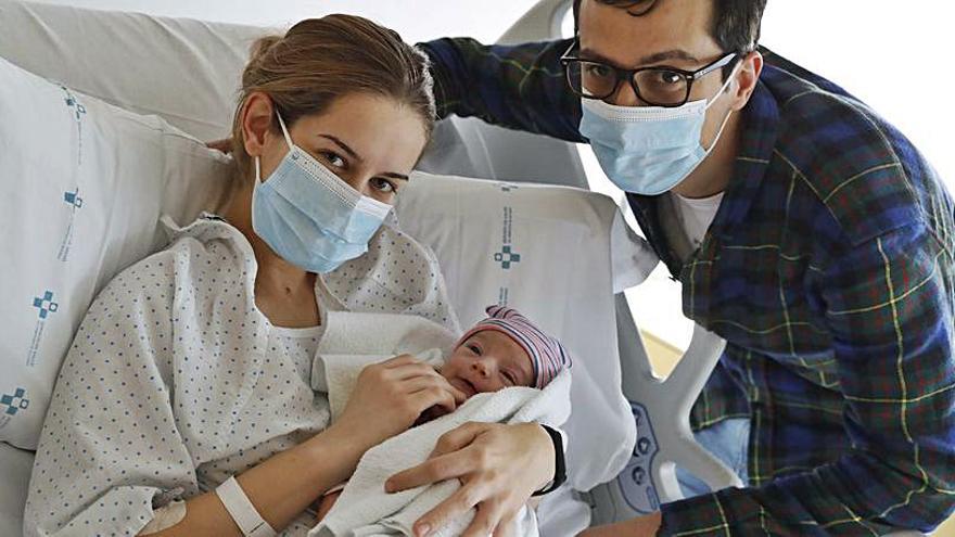 Los ovetenses María Luisa  Díaz y Luis Muñiz, con su hijo Nicolás.