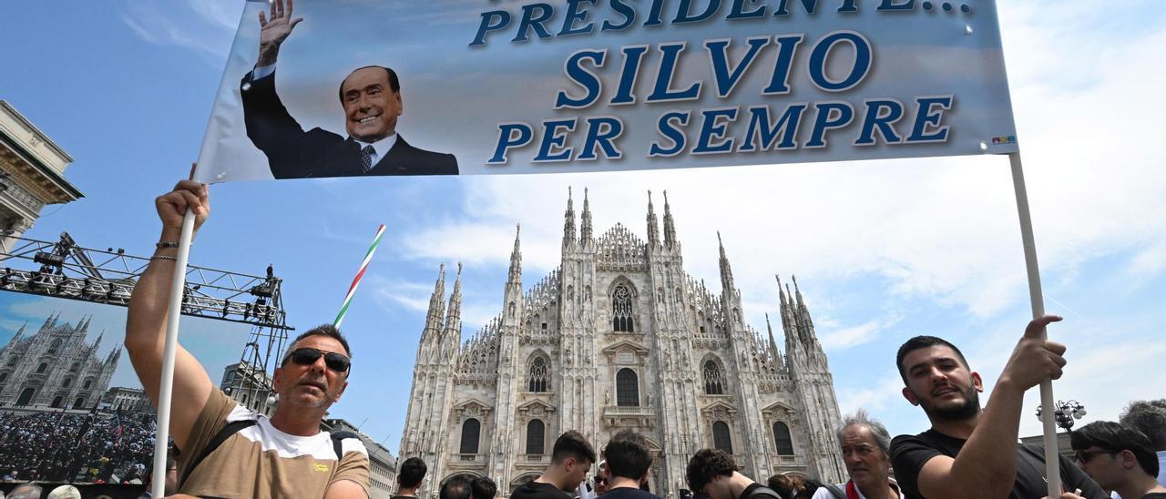 Cientos de personas se dan cita en la catedral de Milán para despedir a Berlusconi