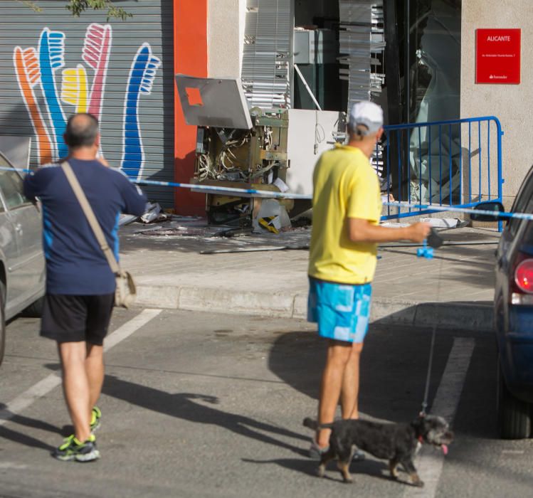 Revientan con explosivos un cajero automático en la playa de San Juan