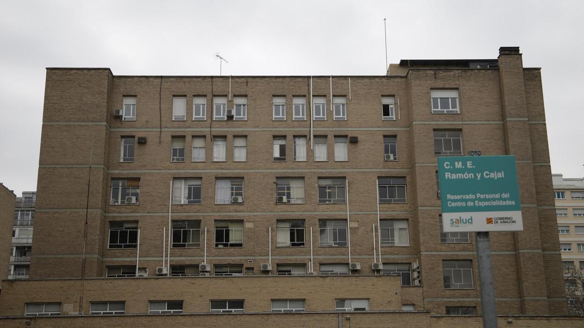 Fachada del Centro Médico de Especialidades Ramón y Cajal de Zaragoza, en una imagen de archivo.
