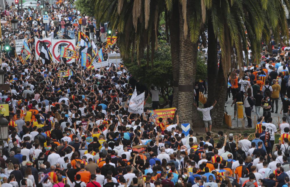 Manifestación de la Afición del Valencia contra Peter Lim