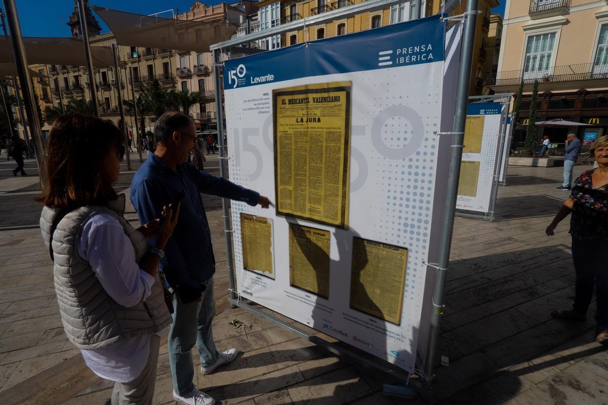 El público descubre la exposición de Levante-EMV en la plaza de la Reina de València El público descubre la exposición de Levante-EMV en la plaza de la Reina de València