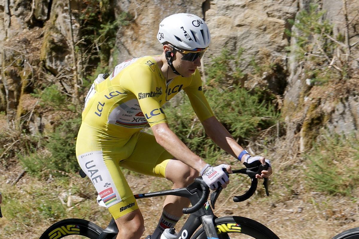 El ciclista esloveno Tadej Pogacar, del equipo UAE Team Emirates y líder de la clasificación general (maillot amarillo).