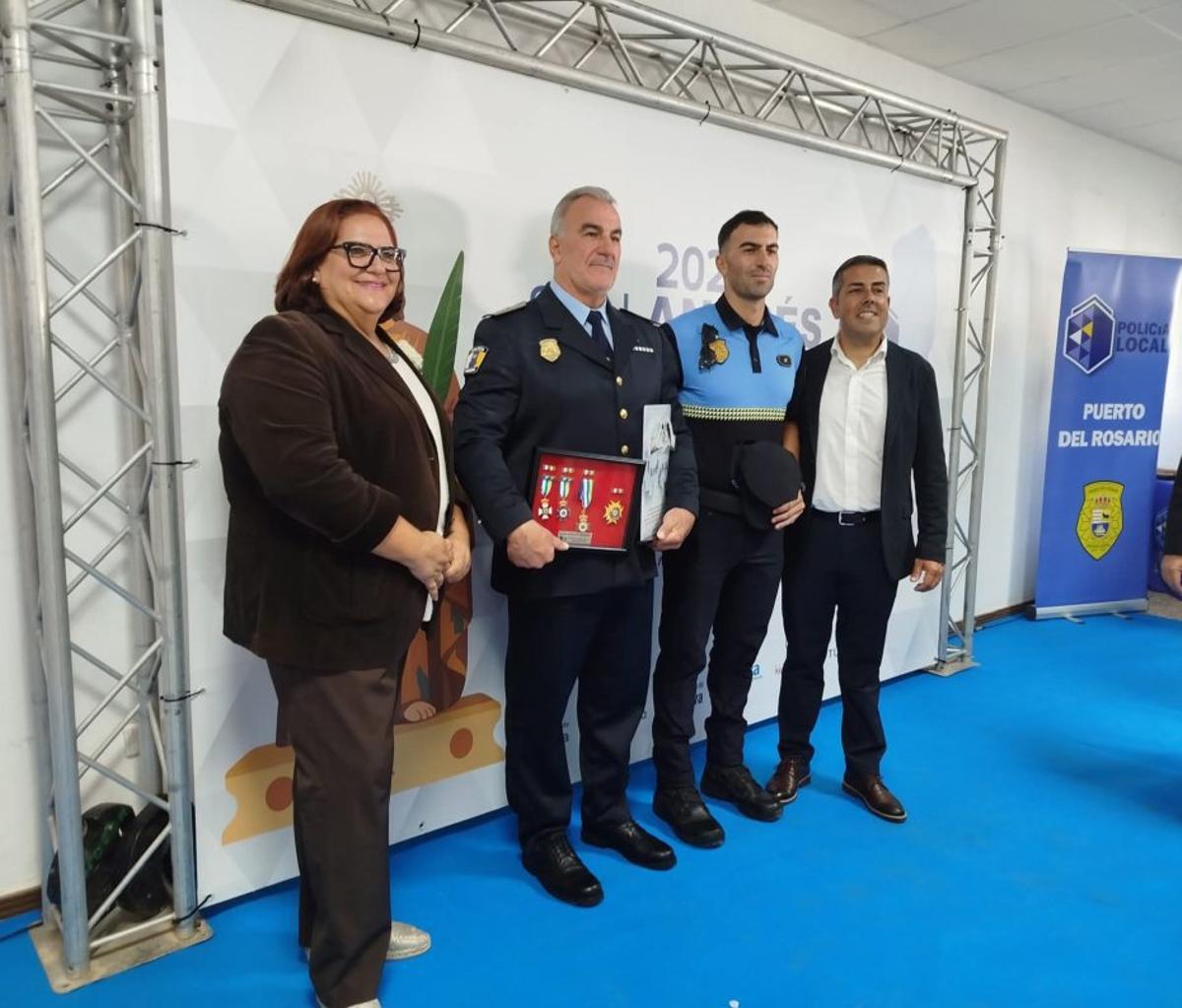 Rafa Rodríguez, tras recoger su placa de reconocimiento.  | LA PROVINCIA / DLP