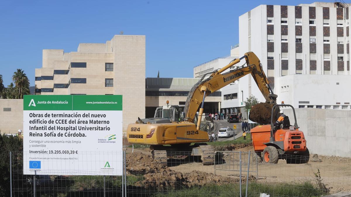 Operarios trabajando en la parcela que acogerá el nuevo edificio de consultas materno infantiles del hospital Reina Sofía.