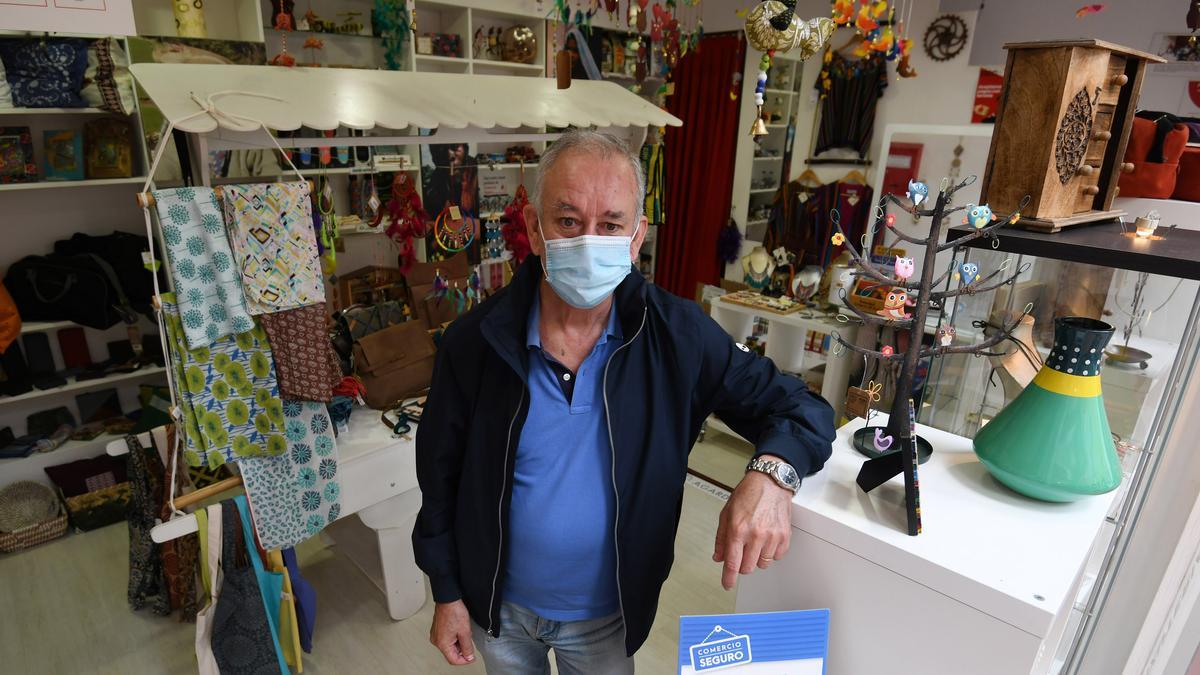 Un trabajador voluntario en la tienda de Comercio Xusto, que lleva 15 años de actividad ininterrumpida en las galerías.