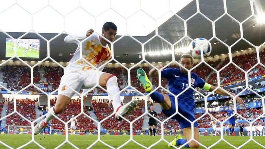 Morata empuja el balón a la portería para marcar el gol de España ante Croacia.