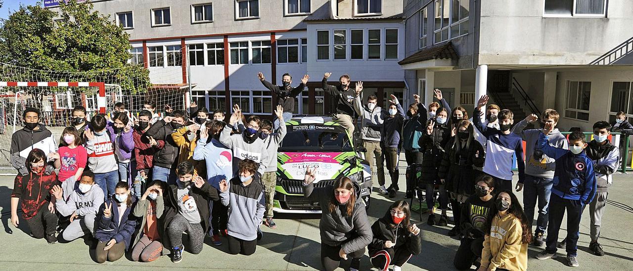 Luis Vilariño y Álvaro Muñiz, ayer, subidos al Skoda Fabia Rally2 Evo junto a los alumnos del Colegio Scientia Lalín.  | // BERNABÉ/JAVIER LALÍN