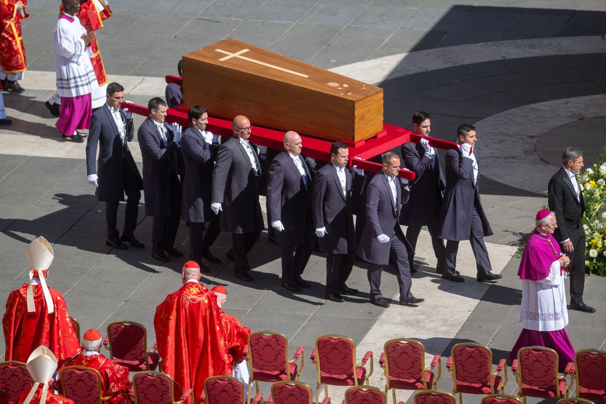 Salida del féretro del Papa de la Basílica de San Pedro durante el funeral, en la plaza de San Pedro, a 26 de abril de 2025, en Ciudad del Vaticano. El Papa Francisco I, fallecido el 21 de abril a los 88 años, ha sido velado por unas 250.000 personas en la Basílica de San Pedro durante 3 días y hoy se celebra la misa funeral. Posteriormente, se efectúa el recorrido que acompaña al féretro hasta la Basílica de Santa María la Mayor, donde será enterrado el Pontífice. 26 ABRIL 2025;FUNERAL;MISA;EXEQUIAL;ENTIERRO;PAPA;PONTÍFICE;MUERTE;FRANCISCO Lorena Sopêna / Europa Press 26/04/2025. Lorena Sopêna;category_code_new;