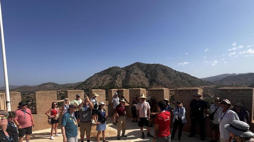 Turistas estadounidenses alucinan con Petrer: "Me sorprenden las calles, parecen medievales"