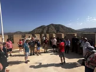 Turistas estadounidenses alucinan con Petrer: "Me sorprenden las calles, parecen medievales"