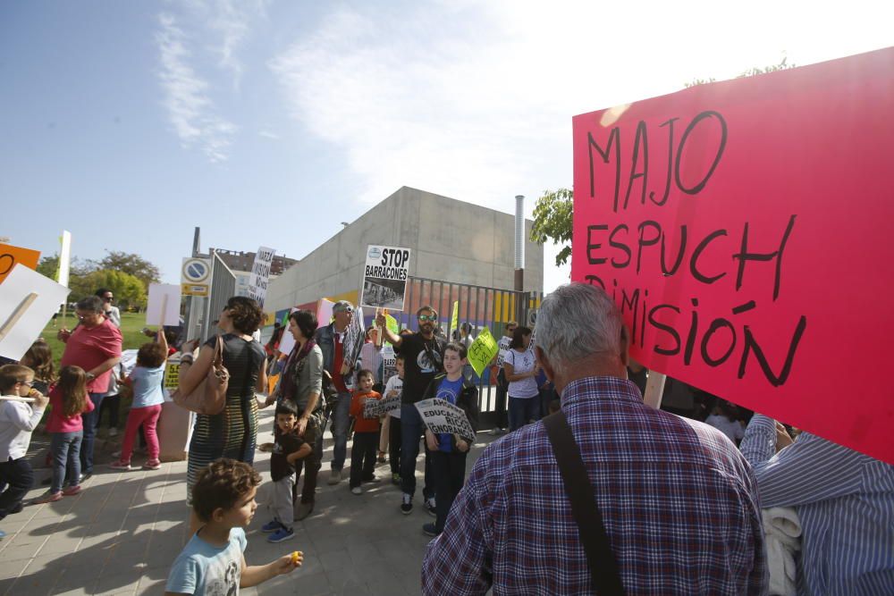 Protesta contra los barracones en La Almadraba