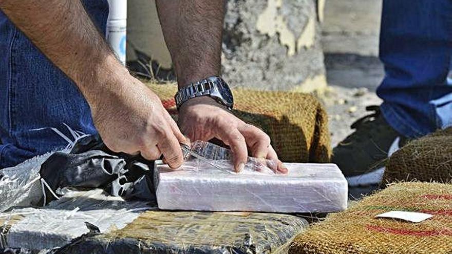 Paquete de cocaína intervenido por la Guardia Civil.