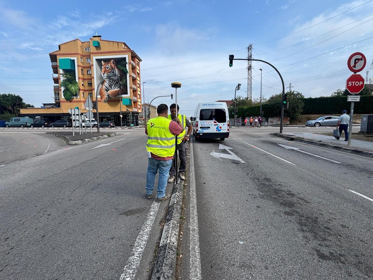 Los trabajos de topografía realizados en el cruce este lunes.
