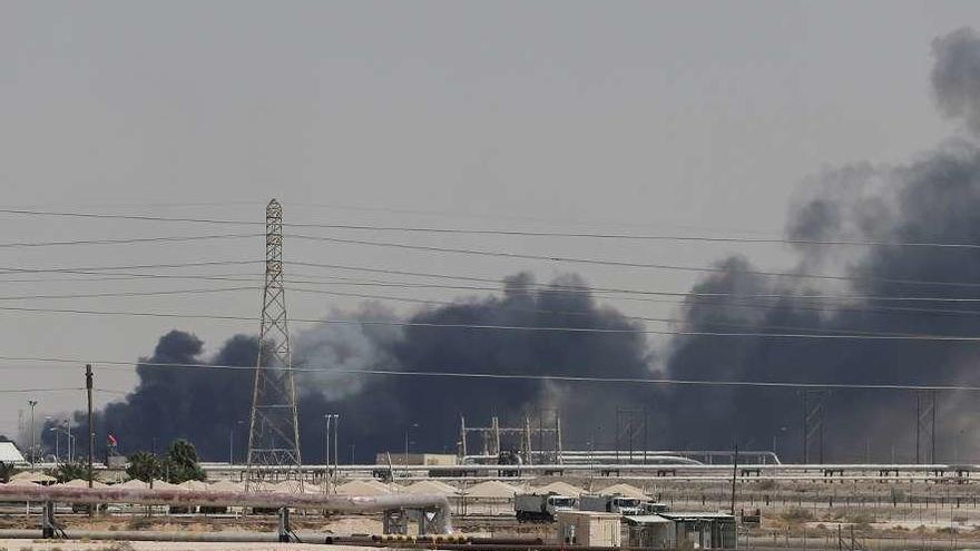 Columnas de humo después del ataque a la refinería de Aramco en Abqaiq. // Reuters