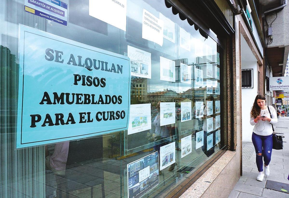 gran demanda. Una inmobiliaria compostelana anuncia el alquiler de pisos para estudiantes. Foto: Fernando Blanco