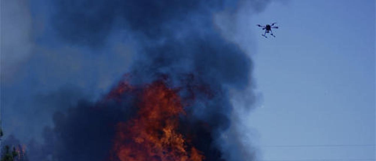 Un dron de la Policía Local supervisa un incendio.