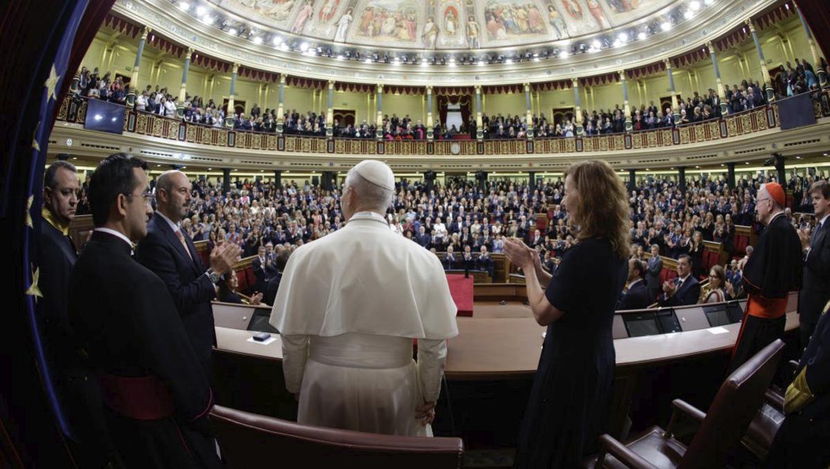 Sieben Minuten Applaus: der Papst im Abgeordnetenhaus.  | FOTO: VERONICA POVEDANO/EP