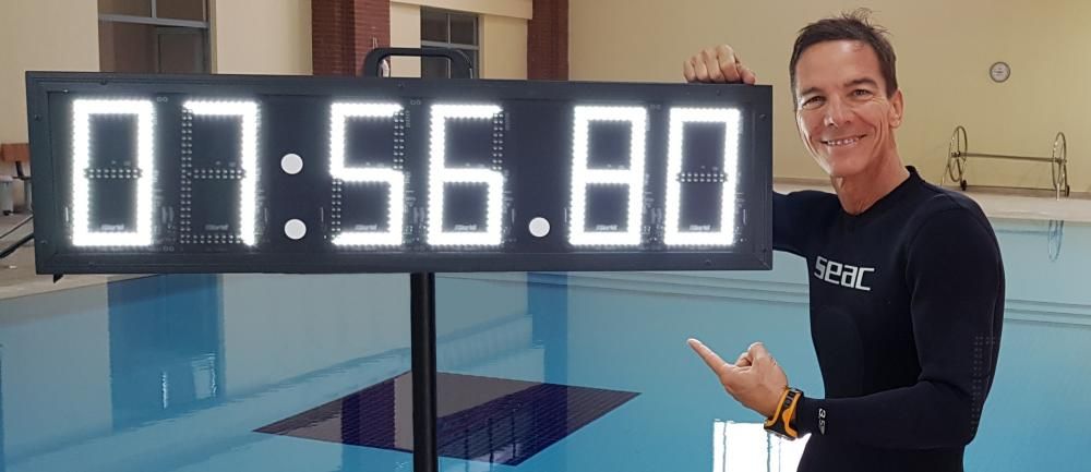 Nacho Peral muestra la marca realizada en el Europeo: 7 minutos y 56 segundos bajo el agua sin respirar