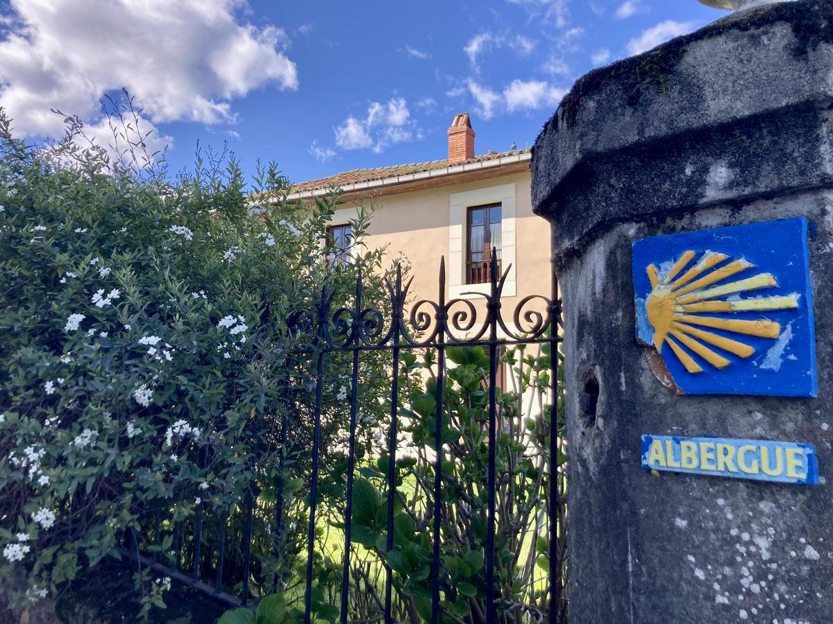 Entrada al albergue de Cornellana