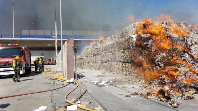 Incendio en el polígono Villa Rosa de Málaga