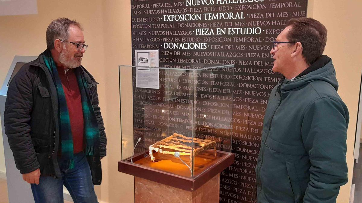 Antonio Moreno y Francisco Casas muestran una de las parrillas halladas.
