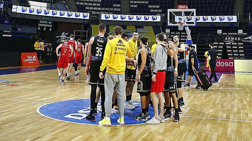 Los jugadores del Iberostar celebran su victoria del domingo.