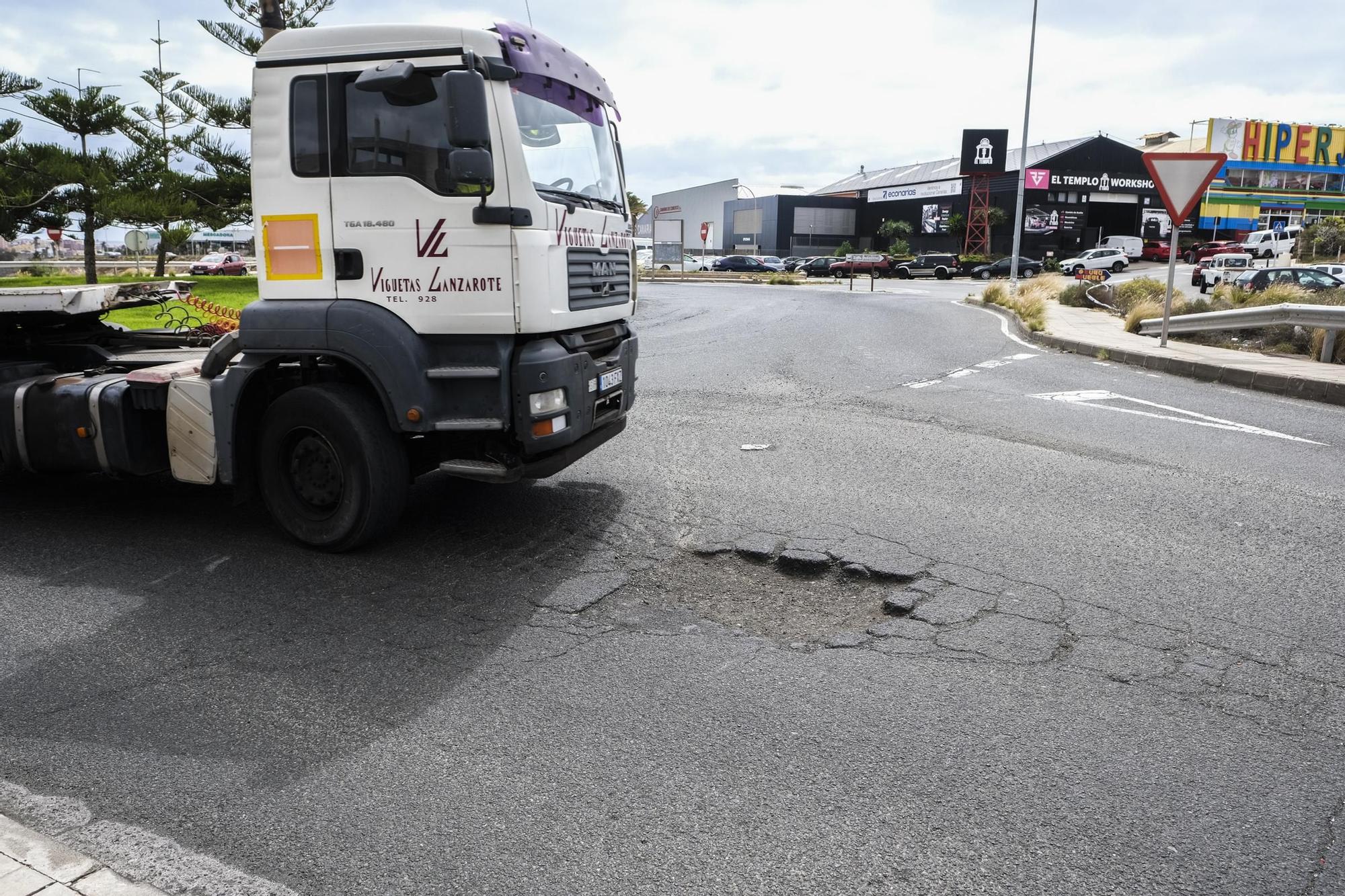 Socavones en el acceso a la GC-1 desde el polígono industrial de Salinetas