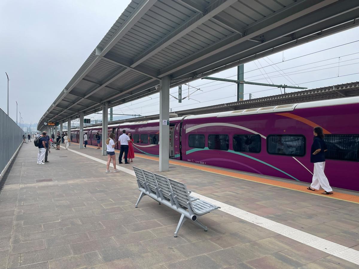 Viajeros del AVE entre Madrid y Vigo afectados por el corte Ourense-Santiago de Adif y Renfe: «No nos han sabido decir nada»