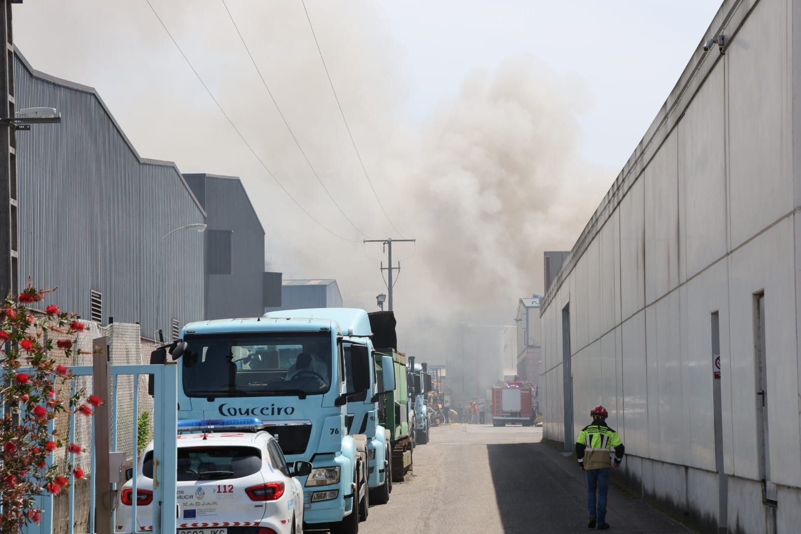 Impresionante incendio en una nave de gestión de residuos en O Porriño
