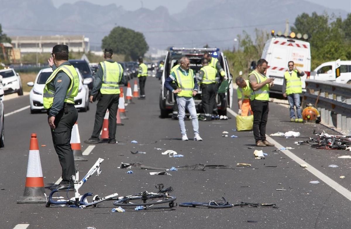 Agentes de la Guardia Civil y miembros de Emergencias, en el lugar en el que fallecieron dos ciclistas atropellados, en Oliva (Valencia). Agentes de la Guardia Civil y miembros de Emergencias, en el lugar en el que fallecieron dos ciclistas atropellados, en Oliva (Valencia).