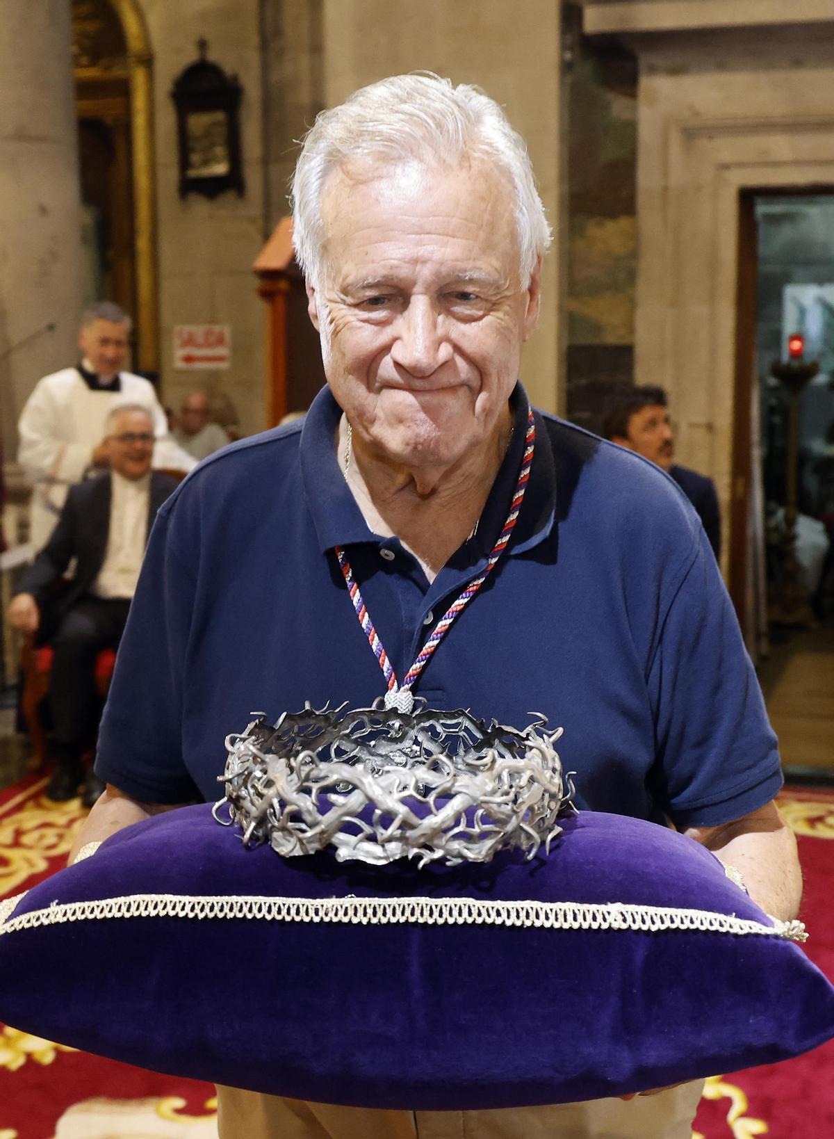 Emotivo descendimiento del Cristo de la Victoria