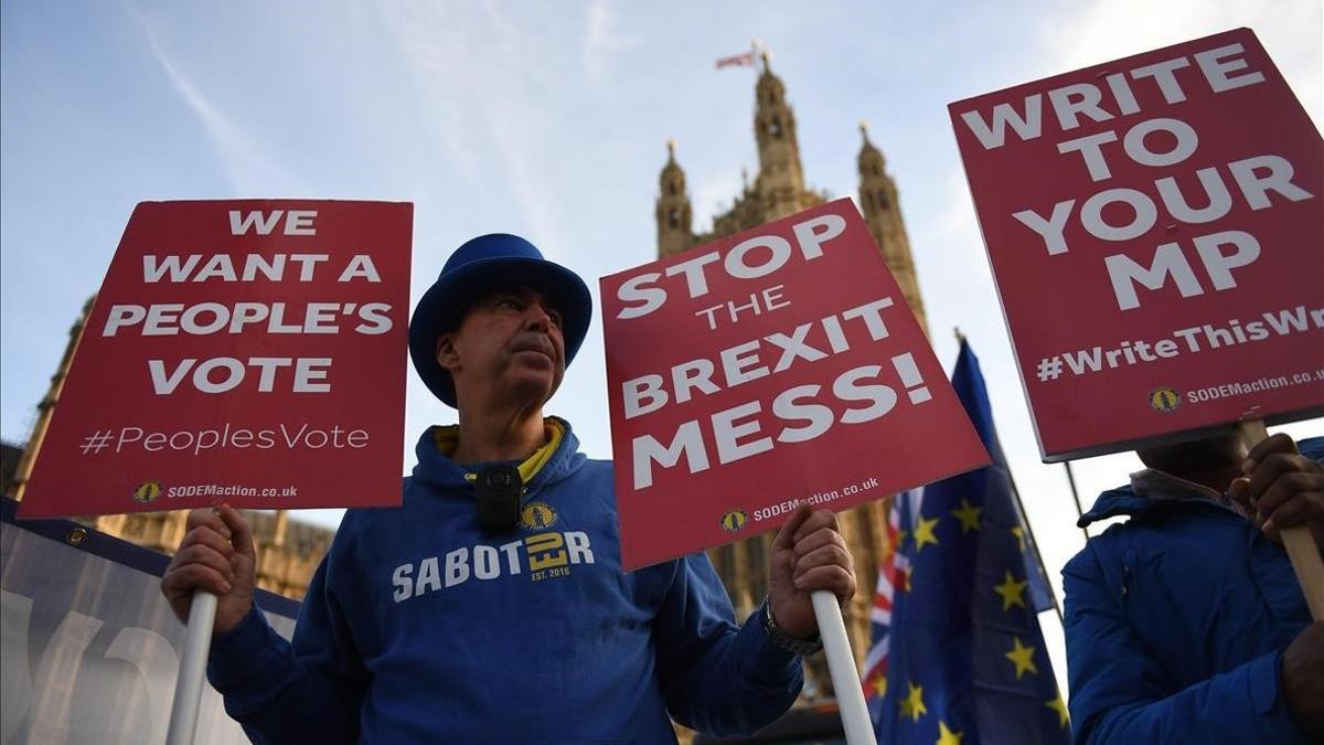 Un manifestante a favor de la UE pide una nueva votación sobre el 'brexit'.