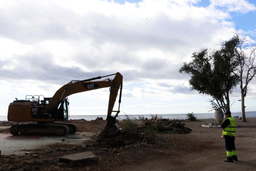 Trabajo de demolición de las antiguas pistas de tenis e instalaciones sin uso de los Baños del Carmen.